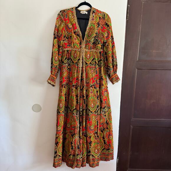 1960s Vintage B. ALTMAN Groovy Paisley Printed Sequin Trim Palazzo Maxi Pantsuit - Picture 1 of 8